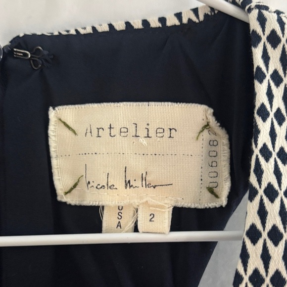 Artelier Nicole Miller  Elegant Blue and White Patterned Dress - Picture 2 of 6